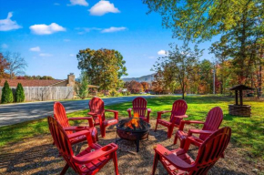 Peaceful Mountain View- Hot Tub- Pool Table- Fire Pit-Fenced Yard-Pet friendly- Pool & Pond